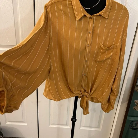 American Eagle 🦅 Viscose Knot tye top! Balloon sleeves - Picture 2 of 7